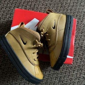 Nike Woodside Toddler boots size 9c